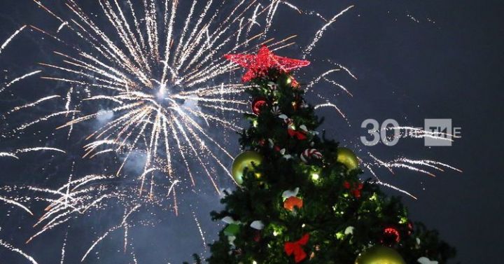 В столице РТ установку новогодней елки перед «Чашей» завершат в первой половине декабря