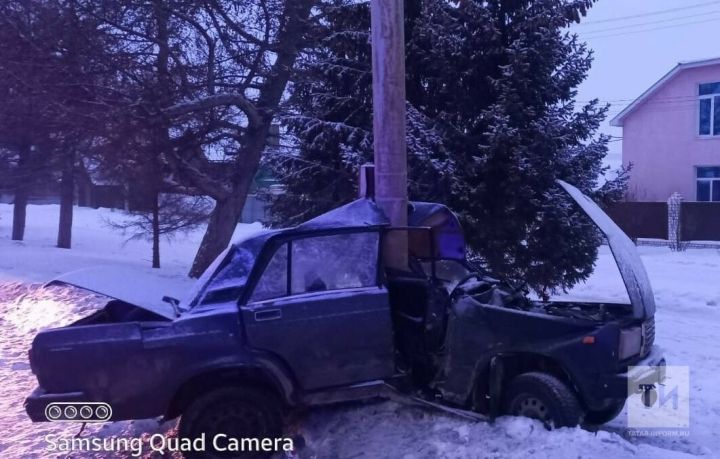 В Альметьевске легковушка влетела на скорости в столб, пассажир погиб
