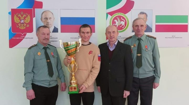Аксубаевские воины-ветераны вручили переходящий кубок Емелькинской школе