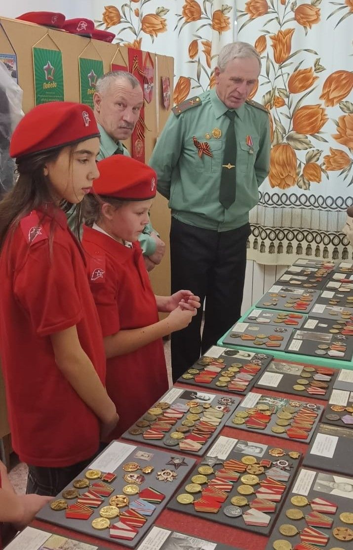Аксубаевские воины-ветераны вручили переходящий кубок Емелькинской школе