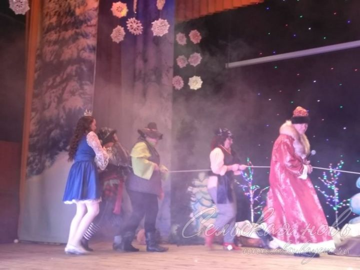 Аксубаевскую детвору с Новым годом поздравил глава района