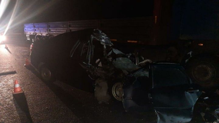 В Татарстане водитель легковушки скончался, столкнувшись на встречке с грузовиком