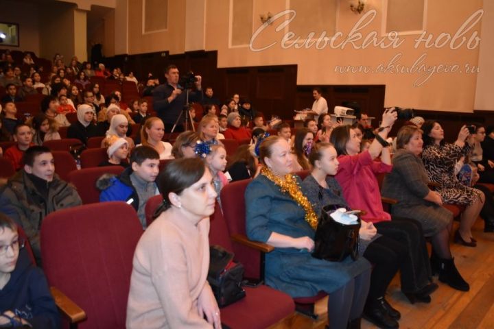 Аксубаевскую детвору с Новым годом поздравил глава района