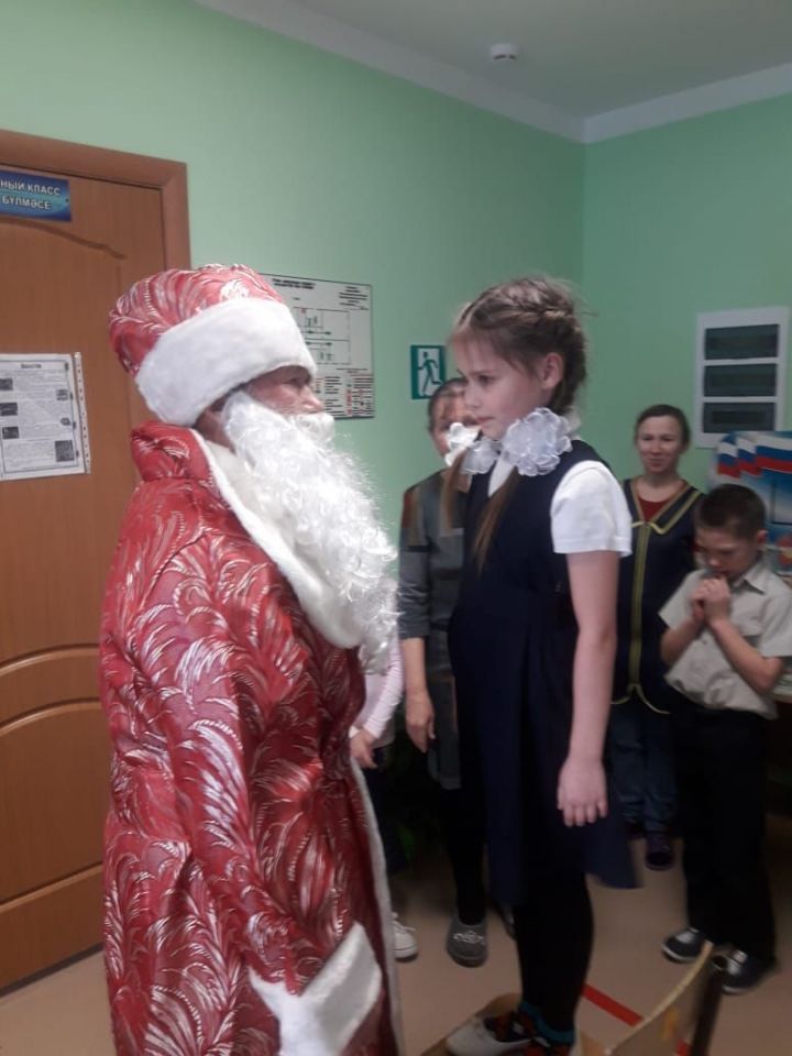 В Русскокиреметской начальной школе состоялся веселый новогодний праздник