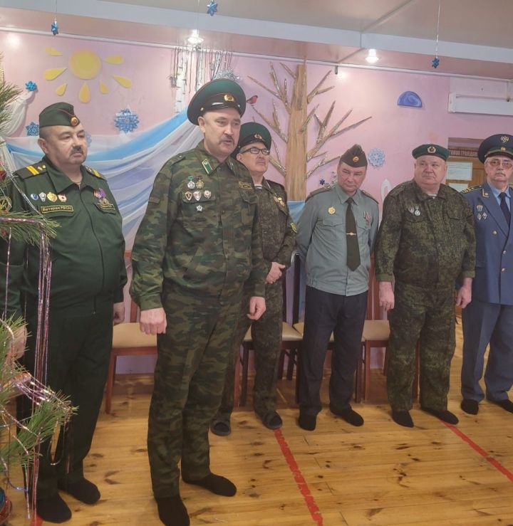 Аксубаевские воины-ветераны поздравили с новым годом воспитанников приюта