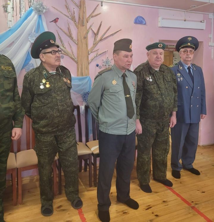 Аксубаевские воины-ветераны поздравили с новым годом воспитанников приюта