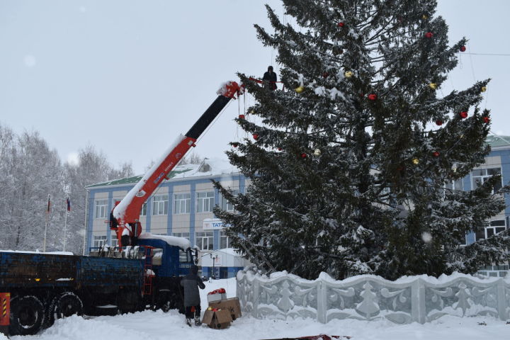В Аксубаеве сняли украшения с самой яркой и красивой за все годы новогодней елки