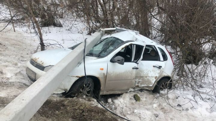 В столице Татарстана легковушка на скорости врезалась в столб, водитель погиб