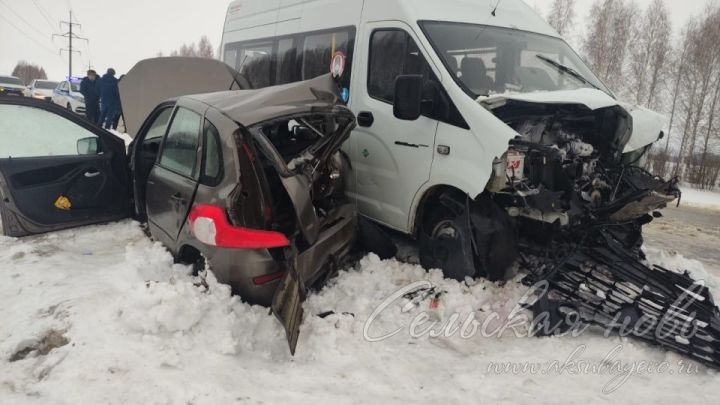 В Аксубаевском районе «Калина» столкнулась с микроавтобусом: водитель легковушки погиб