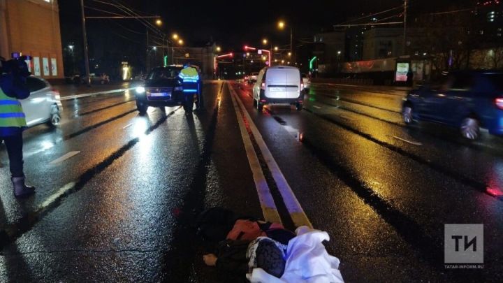 В столице РТ автомобиль сбил двух женщин, одна из них погибла