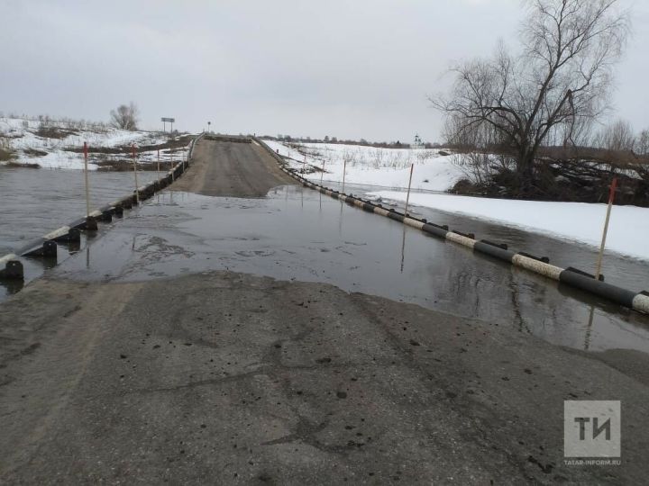 В Татарстане паводковые воды подтопили два низководных моста