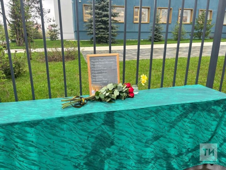 В годовщину трагедии со стрельбой возле гимназии №175 появился стихийный мемориал