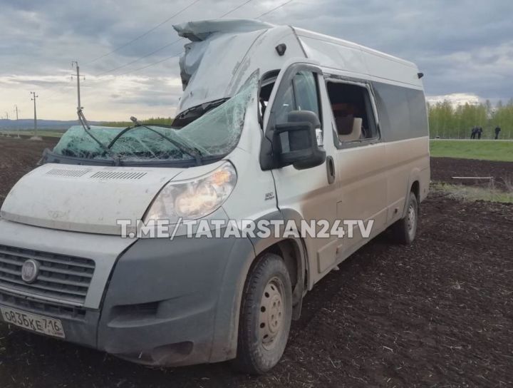 В Татарстане при столкновении микроавтобуса с прицепом «КамАЗа» погиб один человек