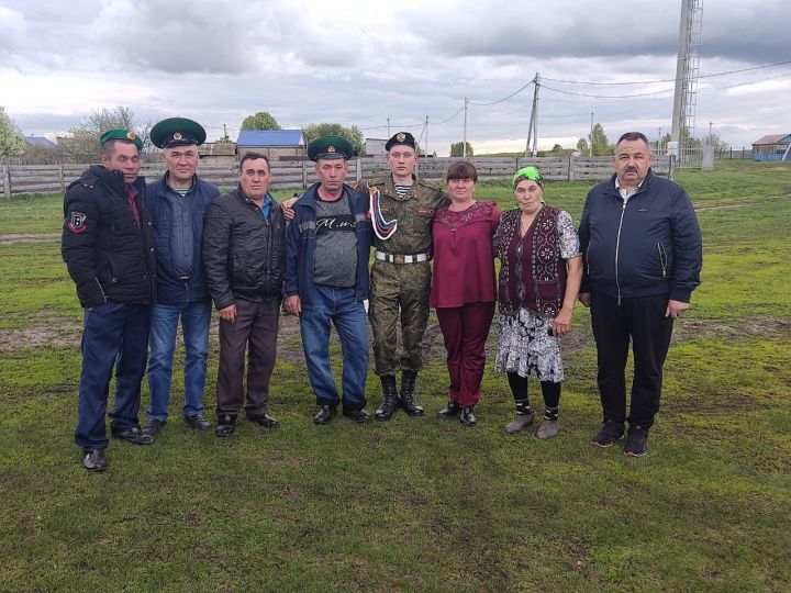Аксубаевских воинов, демобилизовавшихся из рядов ВС России, встречают ветераны