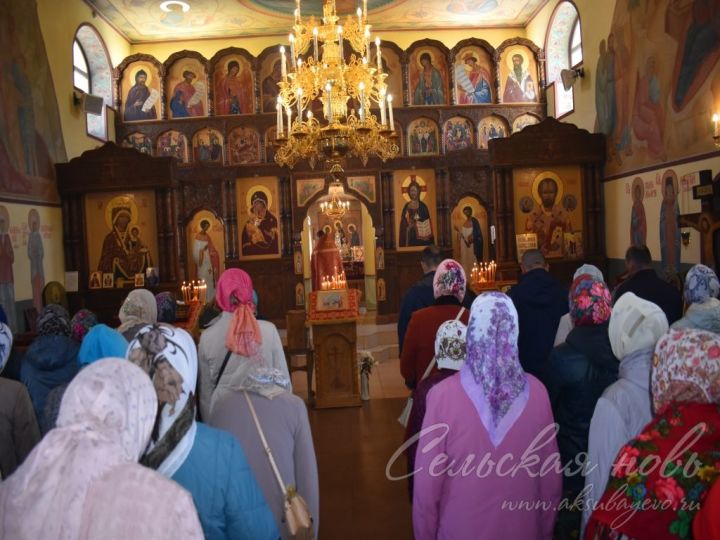 Православные Аксубаевского района празднуют Радоницу молитвами и посещением могил близких