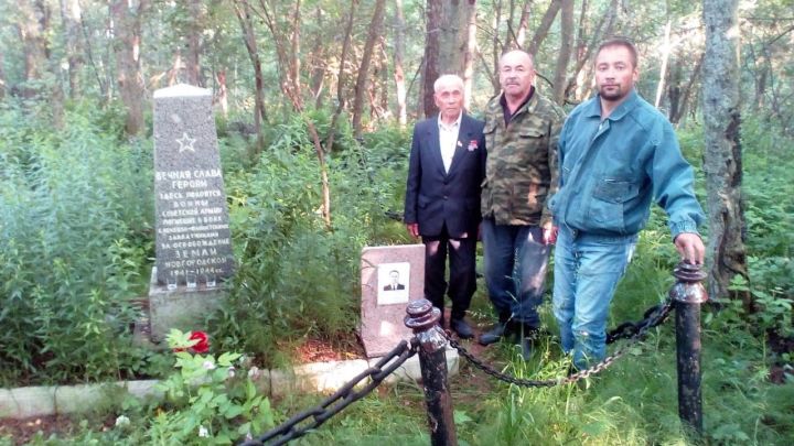 Рядом с братской могилой в Новгороде аксубаевцы установили мраморную плиту с фото отца