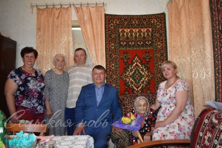 Труженица тыла и ветеран труда из Аксубаевского района отметила 90-летний юбилей
