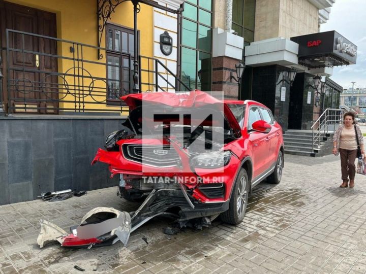 В центре Казани легковушка сбила девушку на тротуаре