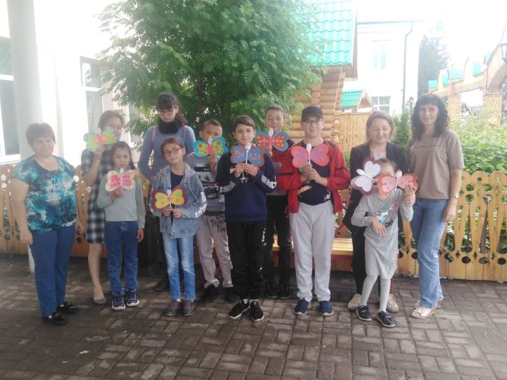Аксубаевские школьники смастерили радужных бабочек