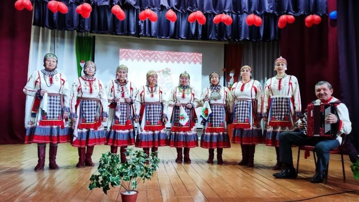 Участники фольклорного ансамбля «Уяв» возрождают песни и танцы чувашского народа