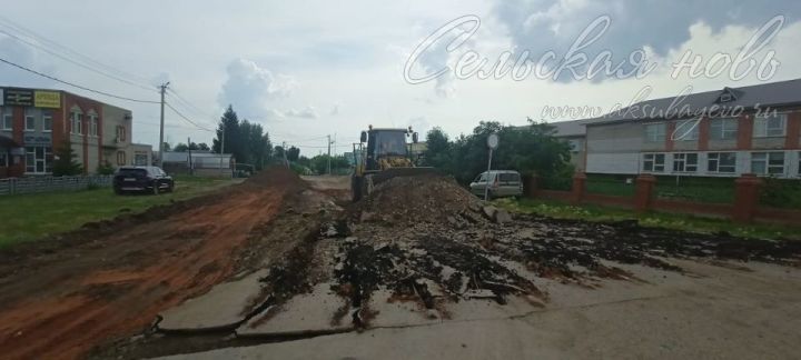 На аксубаевской улице Дружба ремонтируют дорогу: жители и радуются, и тревожатся