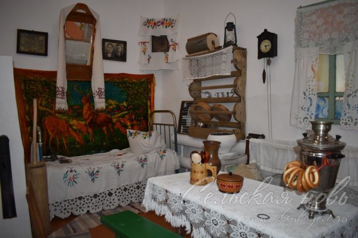 В Кривоозерском сельском Доме культуры открылась музейная комната «Русская изба»