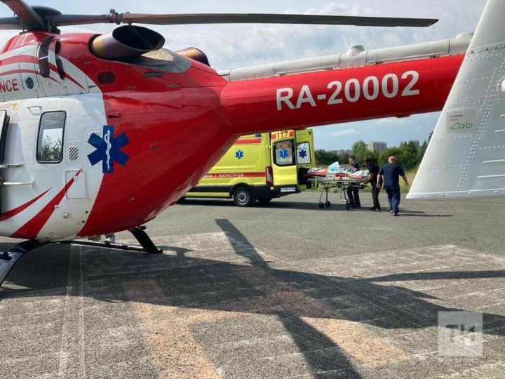 Вертолет санавиации Республиканской клинической больницы доставил в Казань отравившегося в канализации в Нижнекамске