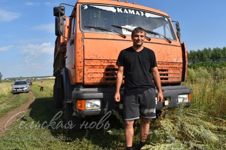 Аксубаевские водители обеспечивают безостановочную работу комбайнеров 