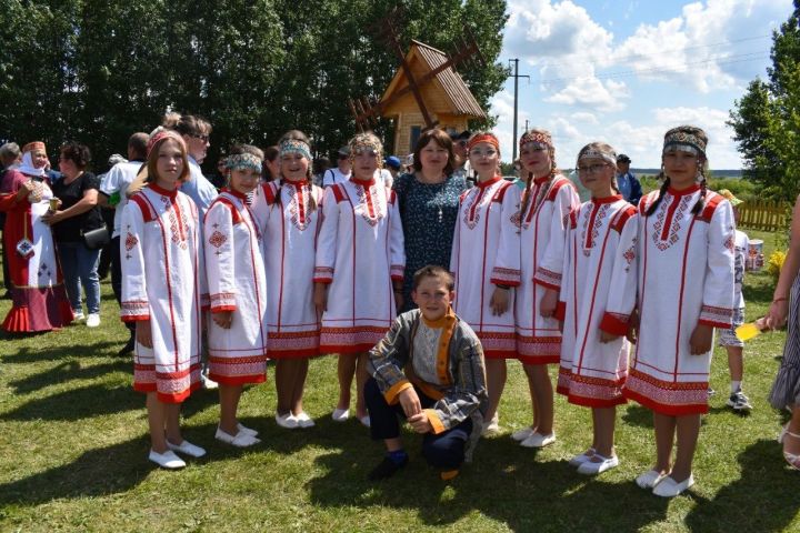 Иске Үзи авылының «Задоринка» фольклор коллективы яшь буынны халык сәнгатенә җәлеп итә