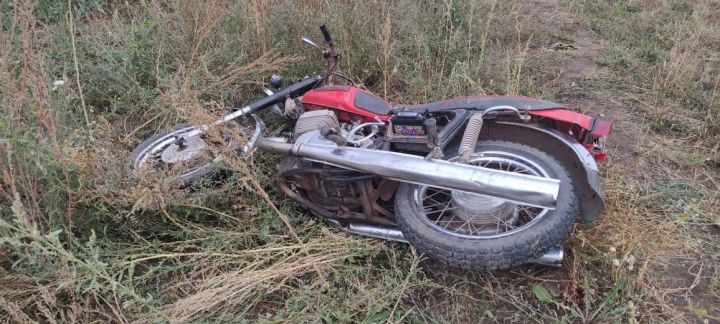 Мотоцикл улетел в кювет в Аксубаевском районе: водитель отделался ушибами, двое пассажиров – в больнице