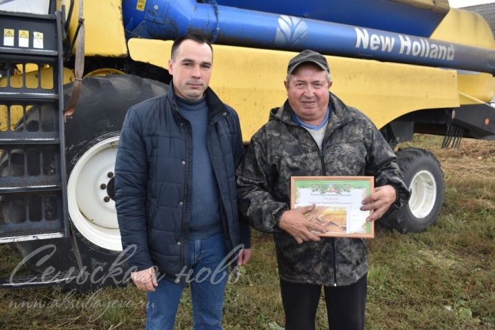 Аксубаевскому механизатору вручили награду за успехи на жатве хлебов