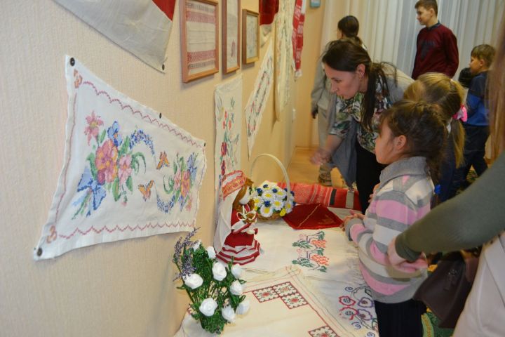 Выставка вышивок открыла Год национальных культур и традиций