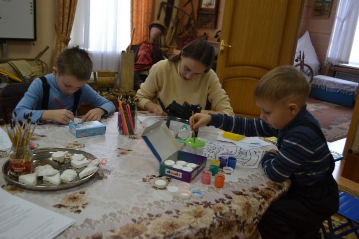 Аксубаевские школьники учатся декоративному искусству в музее