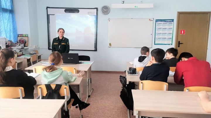 Аксубаевские лесоводы рассказали школьникам о деревьях и кустарниках