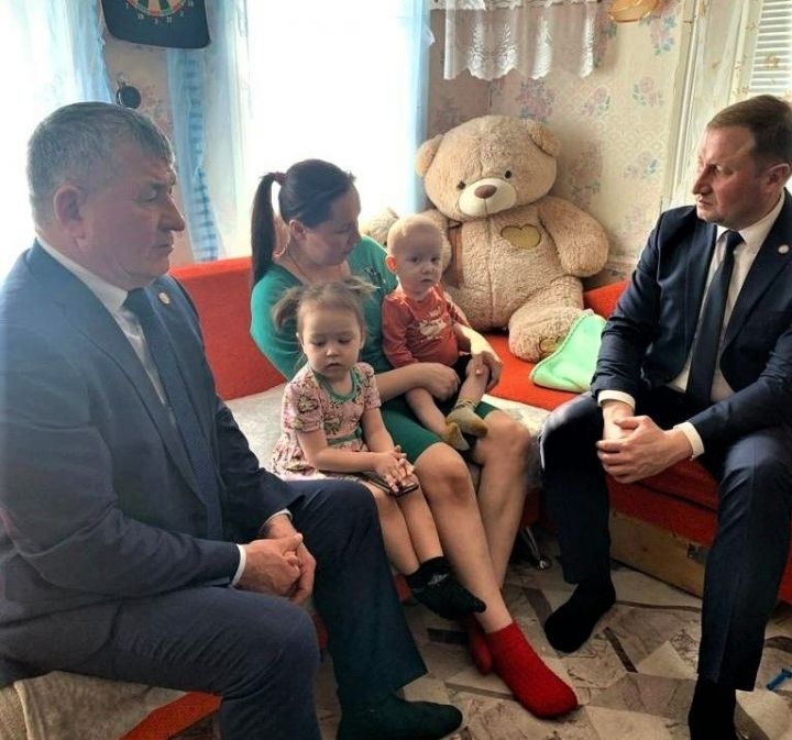 ТР Рәисе администрациясе аппараты вәкиле мобилизацияләнгән һәм яраланган аксубайлыларның гаиләләрендә булды