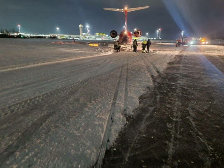 В Казани самолет съехал с посадочной полосы