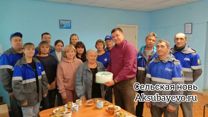 Мама добровольца из Аксубаевского района преподнесла газовикам торт в благодарность за заботу и поддержку сына