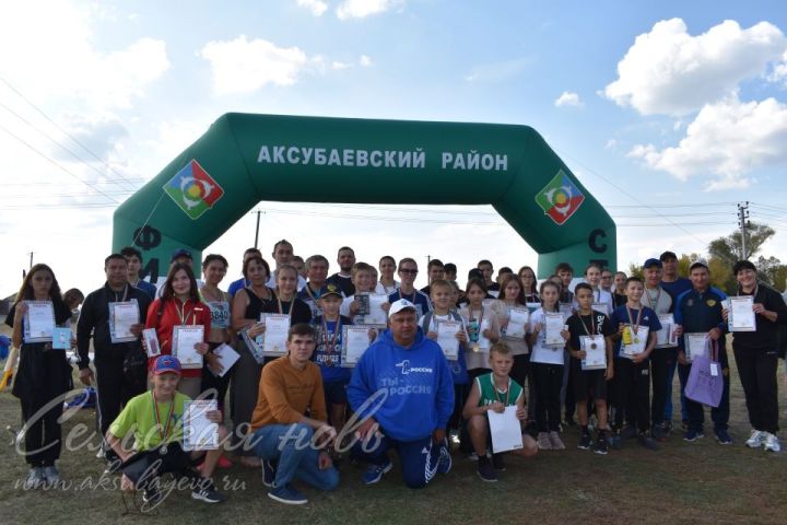 Победителей аксубаевского «Кросса нации 2023», «Кросса Татарстана» чествовали на беговой площадке