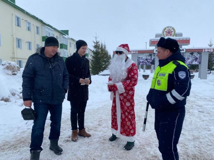 Аксубай дәүләт автоинспекторлары машина йөртүчеләрне Яңа ел белән котлады