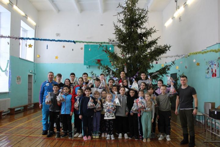 Аксубаевские школьники определяли лучшего на лыжне и получили новогодние подарки