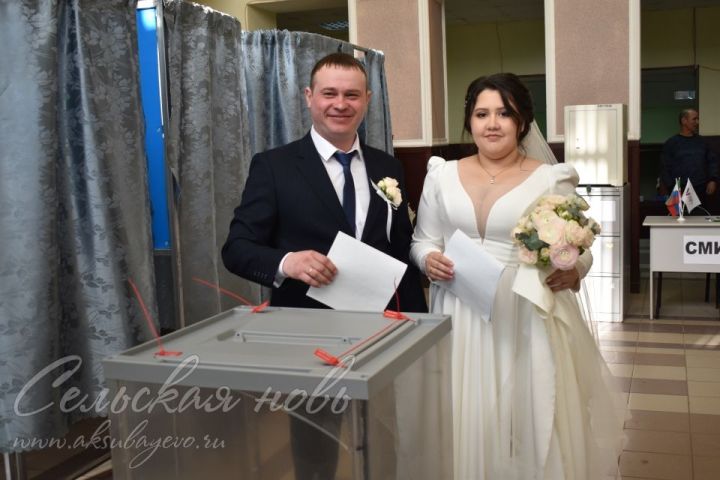 Аксубаевские молодожены после регистрации брака проголосовали на избирательном участке