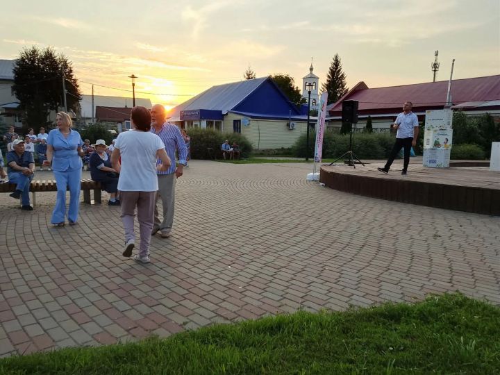 Аксубайлылар өчен кичке паркта Татарстанның атказанган артисты җырлады