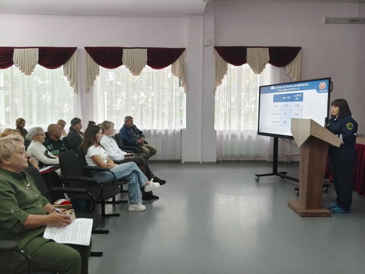 Аксубай мәктәбендә ата-аналар белән балалар иминлеге мәсьәләсе турында сөйләштеләр