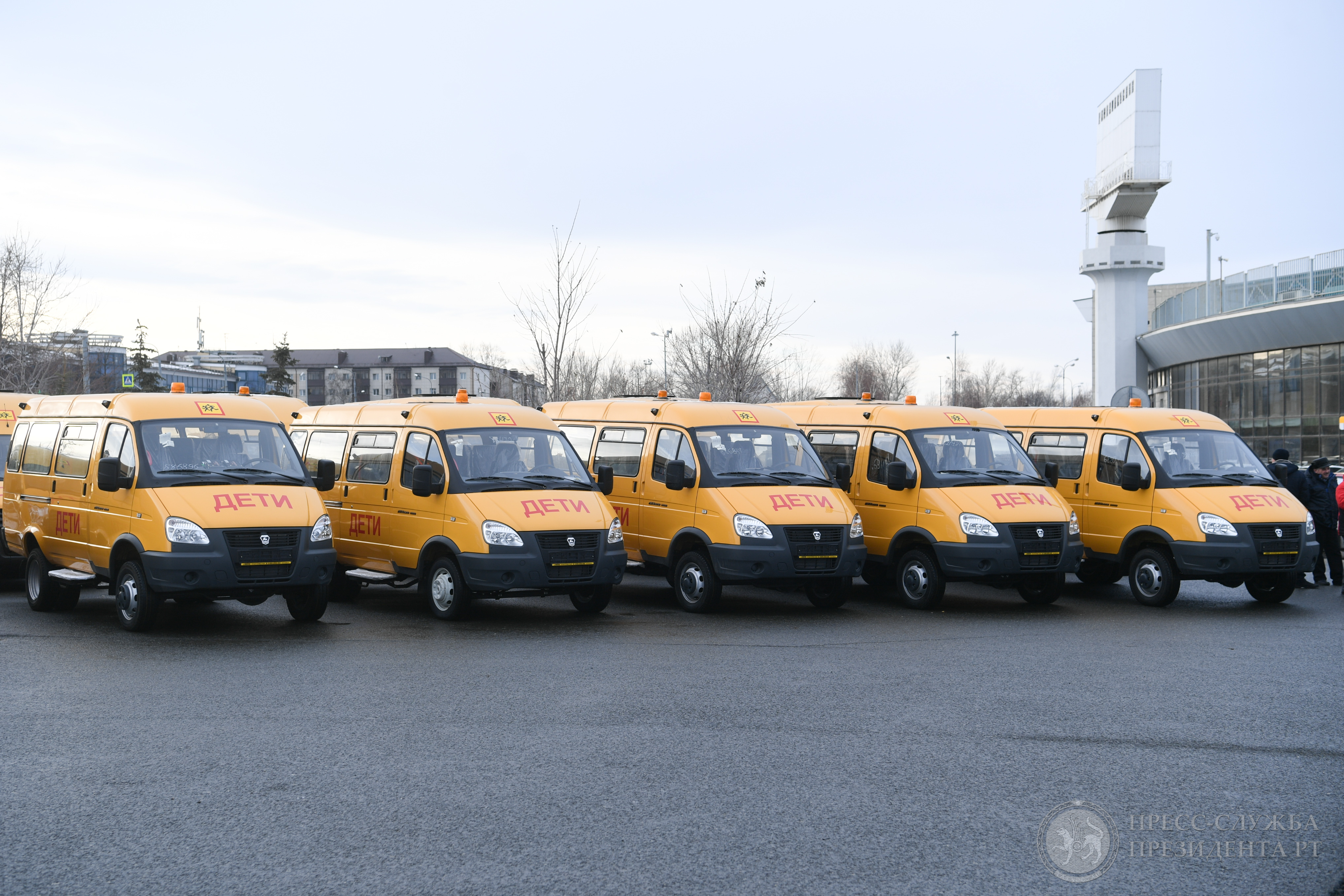 Татарстан газ. Поставки школьных автобусов и скорых. Школьные автобусы Татарии. Школьный автобус Казань. Вручение школьных автобусов Казань.