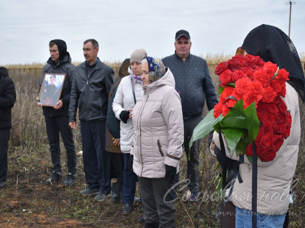 Погибшего на Украине аксубаевца Ивана Баженова провожал весь район