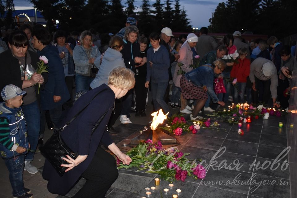 Свечи памяти зажглись у Обелиска павшим в Аксубаеве