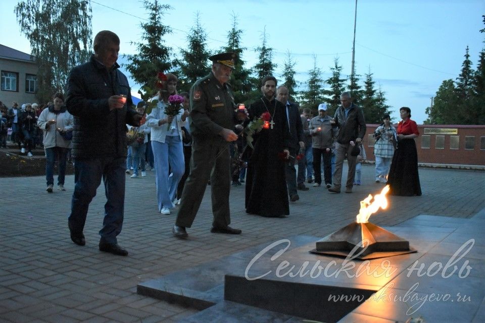 Свечи памяти зажглись у Обелиска павшим в Аксубаеве