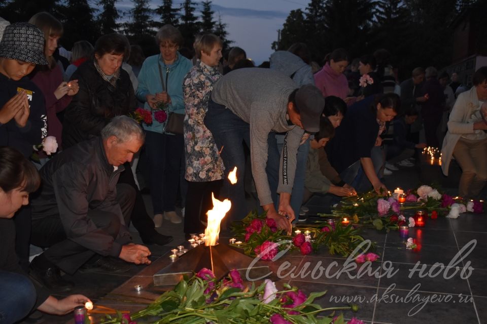 Свечи памяти зажглись у Обелиска павшим в Аксубаеве