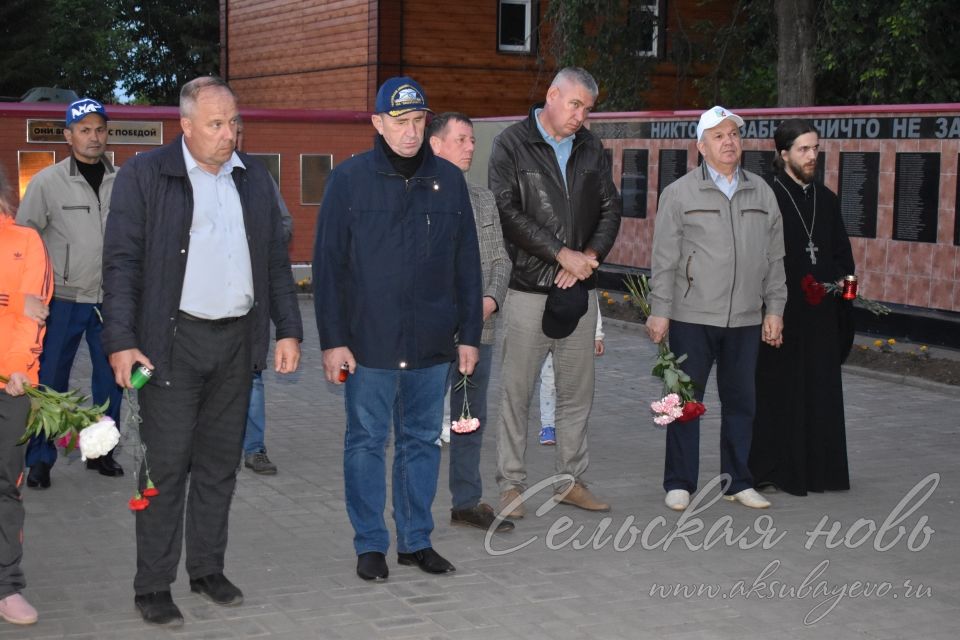 Свечи памяти зажглись у Обелиска павшим в Аксубаеве