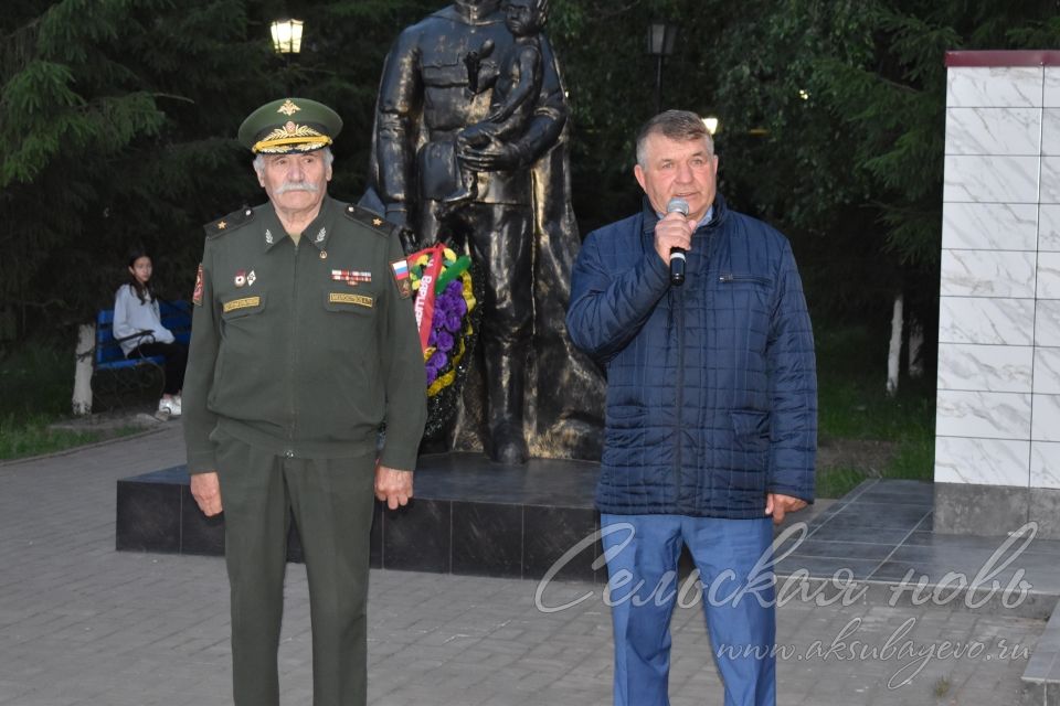 Свечи памяти зажглись у Обелиска павшим в Аксубаеве